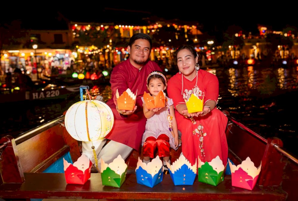 Hoi An at night dazzles with the glow of floating flower candles reflecting on the Hoai River, creating a mesmerizing, magical scene (Source: Pexels)